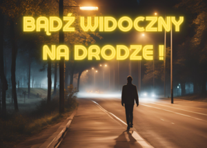 Zdjęcie przedstawia mężczyznę idącego wieczorem po oświetlonym poboczu