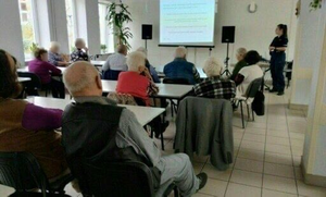 Policjantka mówi do seniorów w trakcie prelekcji