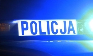 Podświetlony napis Policja na dachu radiowozu