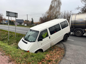 Samochód stojący częściowo w rowie