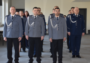 Policjanci stojący w szeregu