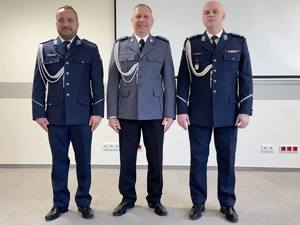 Trzech policjantów stoi obok siebie