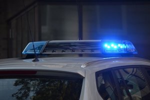 Napis Policja na dachu radiowozu