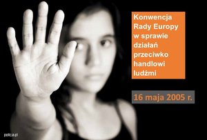 Czarno białe zdjęcie przedstawiające kobietę z wyciągnięta przed siebie ręką. Z boku napis Konwencja Rady Europy w sprawie działań przeciwko handlu ludźmi 16 maja 2025