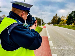 Policjant kontroluje prędkość