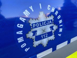 Zdjęcie przedstawia ośmioramienną gwiazdę logo Policji. Na środku napis 112, a nad nią napis Pomagamy i chronimy