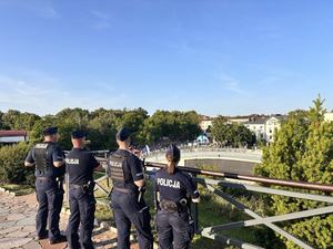 Policjanci patrzą na miejsce imprezy