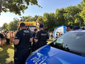 Policjanci obserwują uczestników imprezy