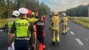 Służby transportują rannego mężczyznę do helikoptera