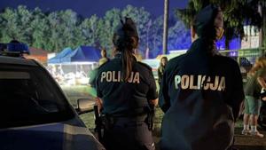 Policjantki obserwują osoby uczestniczące w imprezie