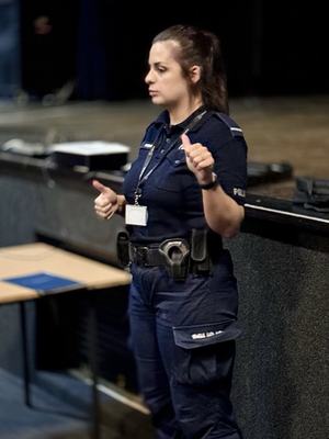 Zdjęcie przedstawia stojącą policjantkę