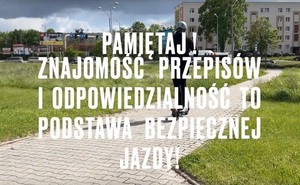 Widok na osobę jadącą hulajnogą w kasku. Napis Pamiętaj! Znajomość przepisów i odpowiedzialność to podstawa bezpiecznej jazdy