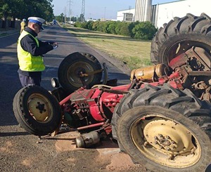 Policjant przy rozbitym ciągniku