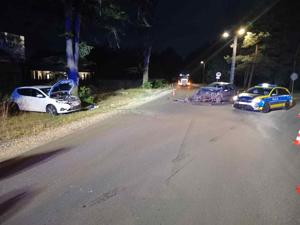 Rozbite samochody. Radiowóz stoi obok