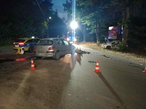Rozbite auto. Obok stoi policja i straż