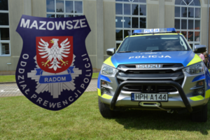 Radiowóz i odznaka oddziału prewencji w Radomiu