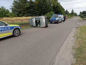 Rozbite auto leżące na boku