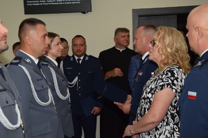 Policjanci dwaj i kobieta stoją naprzeciwko policjanta