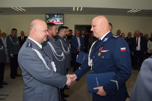 Policjant podaje rękę policjantowi