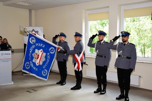 Poczet sztandarowy salutuje