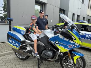 Dziecko siedzące na motocyklu