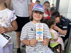 Dziewczynka z policyjną ulotką