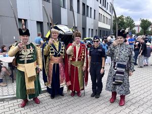 Przedstawiciele bractwa kurkowego z policjantką