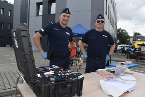 Policjanci przy stanowisku