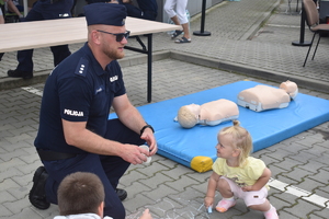 Policjant z dzieckiem