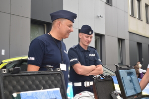 Dwóch policjantów ruchu drogowego