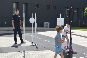 Policjantka i dzieci na torze rowerowym