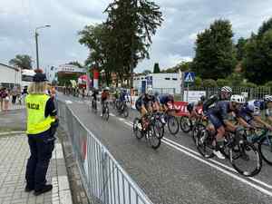 Policjantka patrzy na peleton