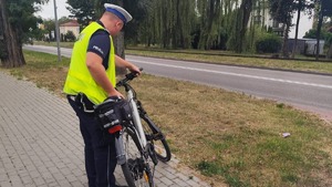 Policjant sprawdza rower elektryczny