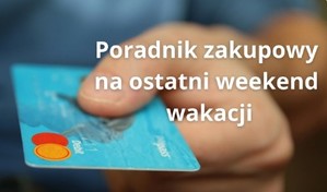 Karta płatnicza trzymana w ręce. Napis Poradnik zakupowy na ostatni weekend wakacji