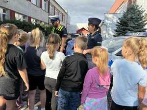 Policjanci wśród dzieci