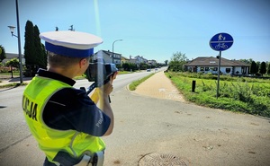 Policjant mierzy prędkość