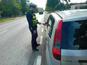 Policjant daje ulotki