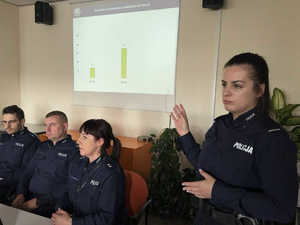 Policjanci siedzą za stołem