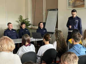 Policjanci i uczestnicy debaty