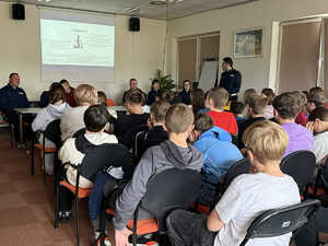Policjanci i uczestnicy debaty