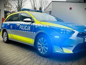 Policyjny radiowóz z włączonymi sygnałami świetlnymi
