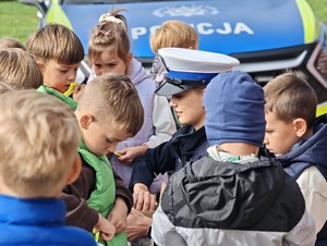 Policjantka w otoczeniu dzieci