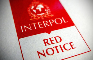 Logo interpolu i napis na biało-czerwonym tle interpol red notice