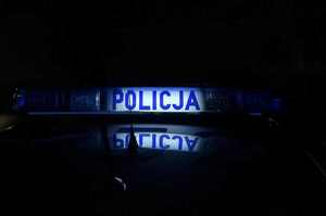 Napis Policja na dachu radiowozu w nocy