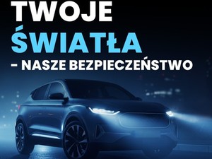 Pojazd z włączonymi światłami w nocy. Na grafice znajduje się napis „Twoje światła – Nasze bezpieczeństwo”