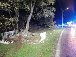 Miejsce po figurce, w tle rozbity pojazd