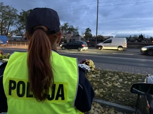 Policjantka przy cmentarzu