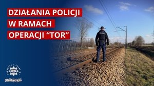 Policjant stojący przy torowisku. Napis na czerwony tle: działania Policji w ramach operacji "TOR"