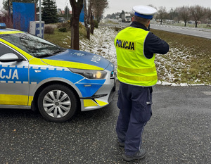 Policjant mierzy prędkość