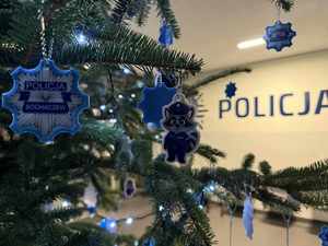 Odblaski i napis na ścianie Policja